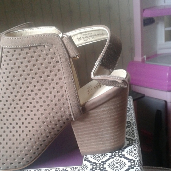 Isola Lora Sandal - Picture 3 of 4